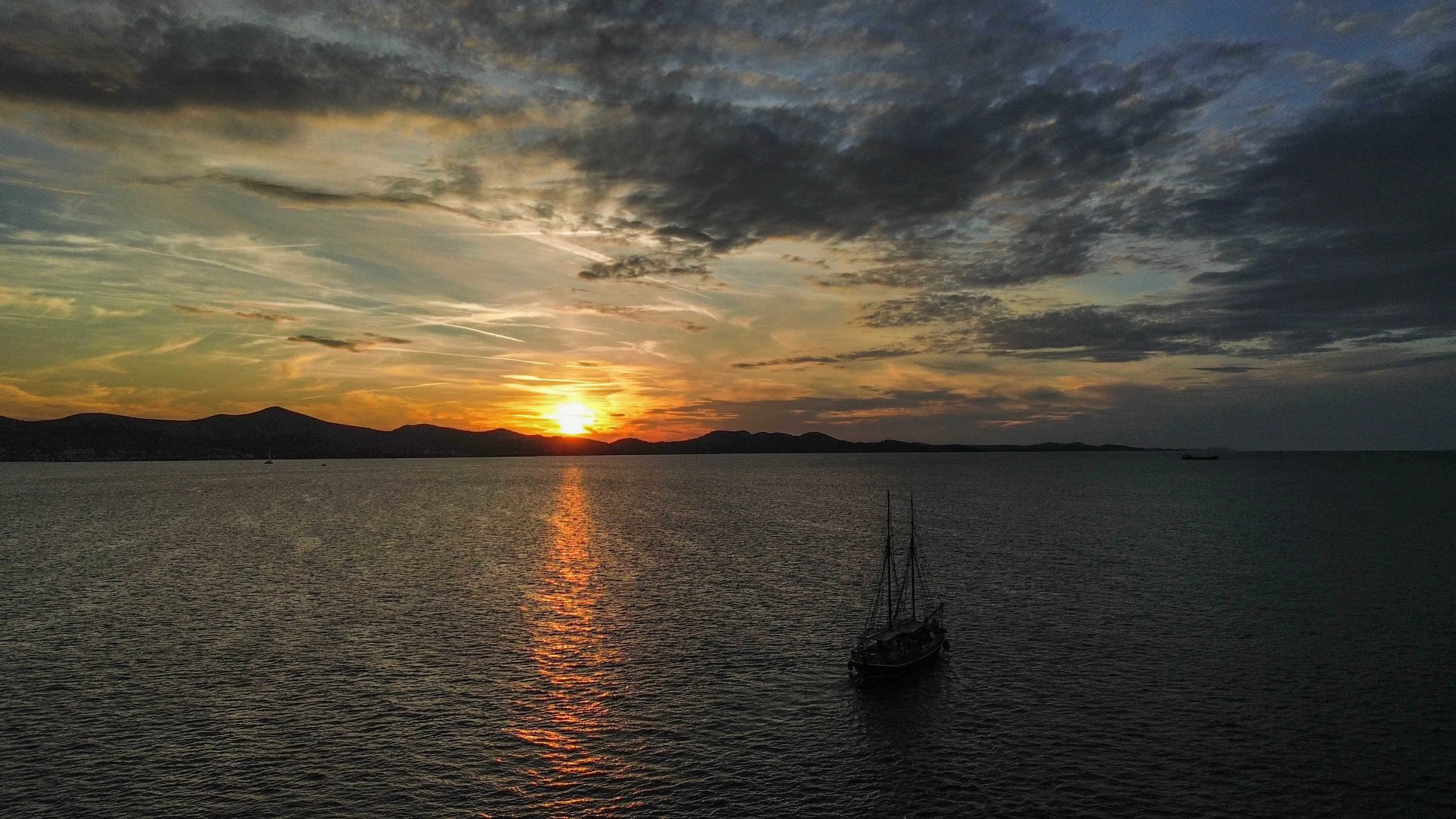 Zachód słońca podczas rejsu po Adriatyku
