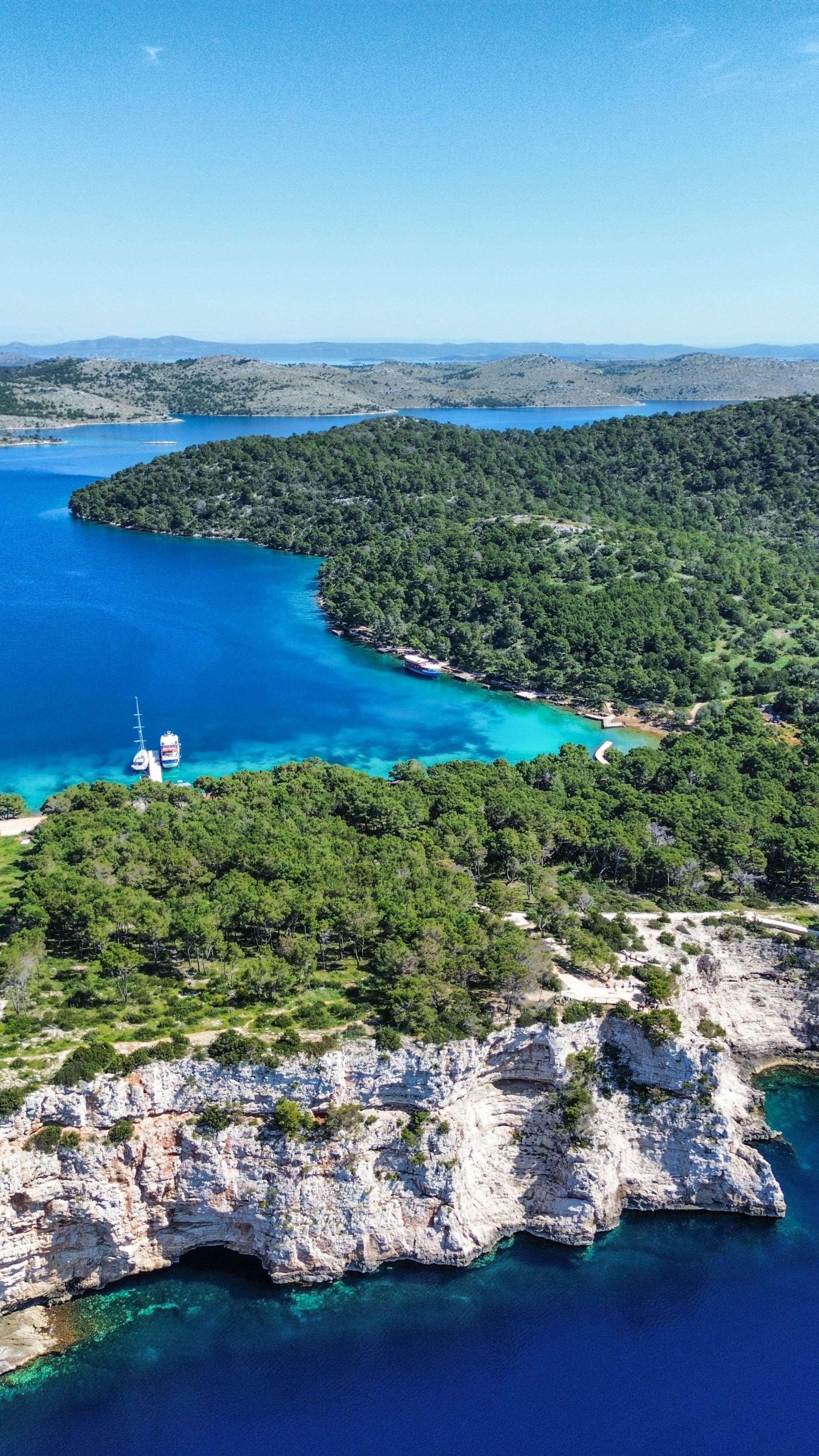 Turkusowa zatoka podczas kameralnego rejsu po Kornatach