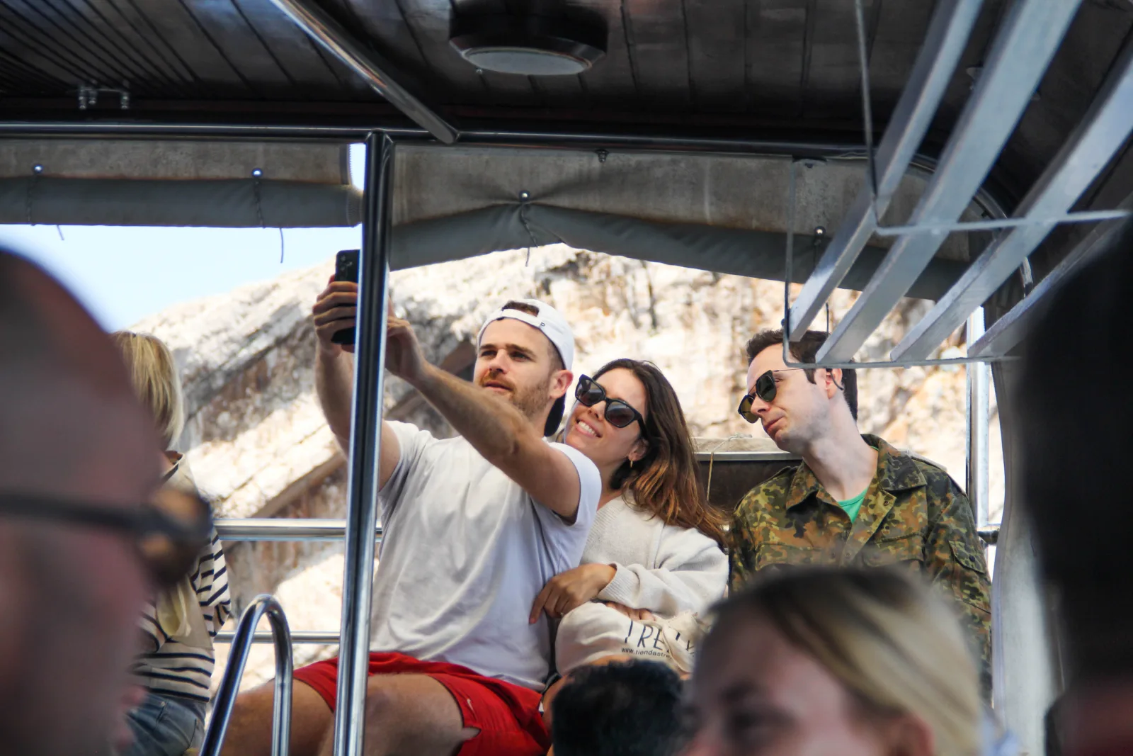 Przyjaciele wspólnie spędzający czas przy wybrzeżu