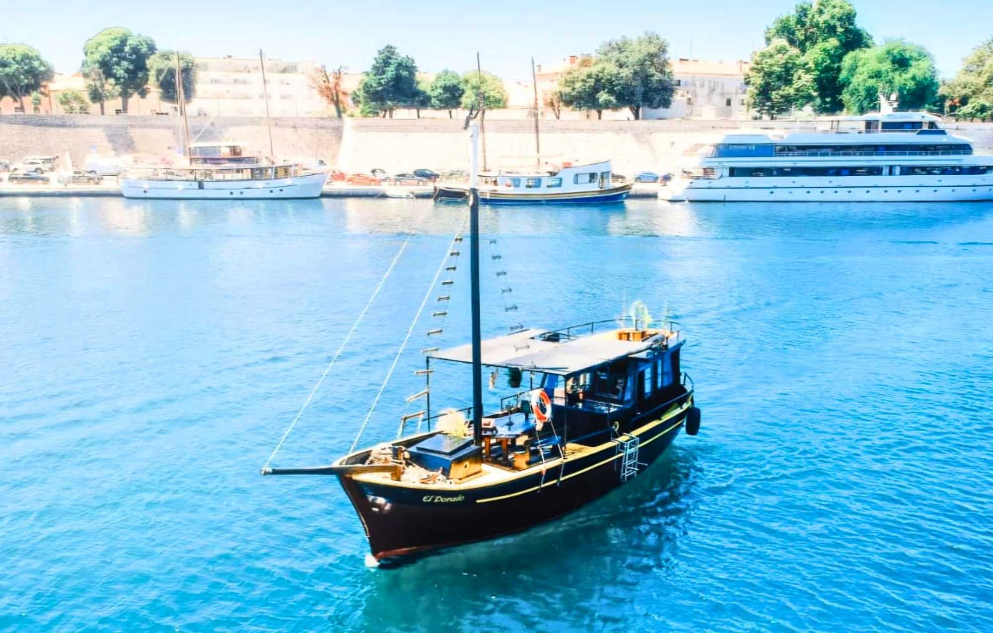 PRYWATNY REJS ŁODZIĄ PIRACKĄ (MAX 12 OSÓB) – SŁOŃCE, ADRIATYK I LUŹNA ATMOSFERA