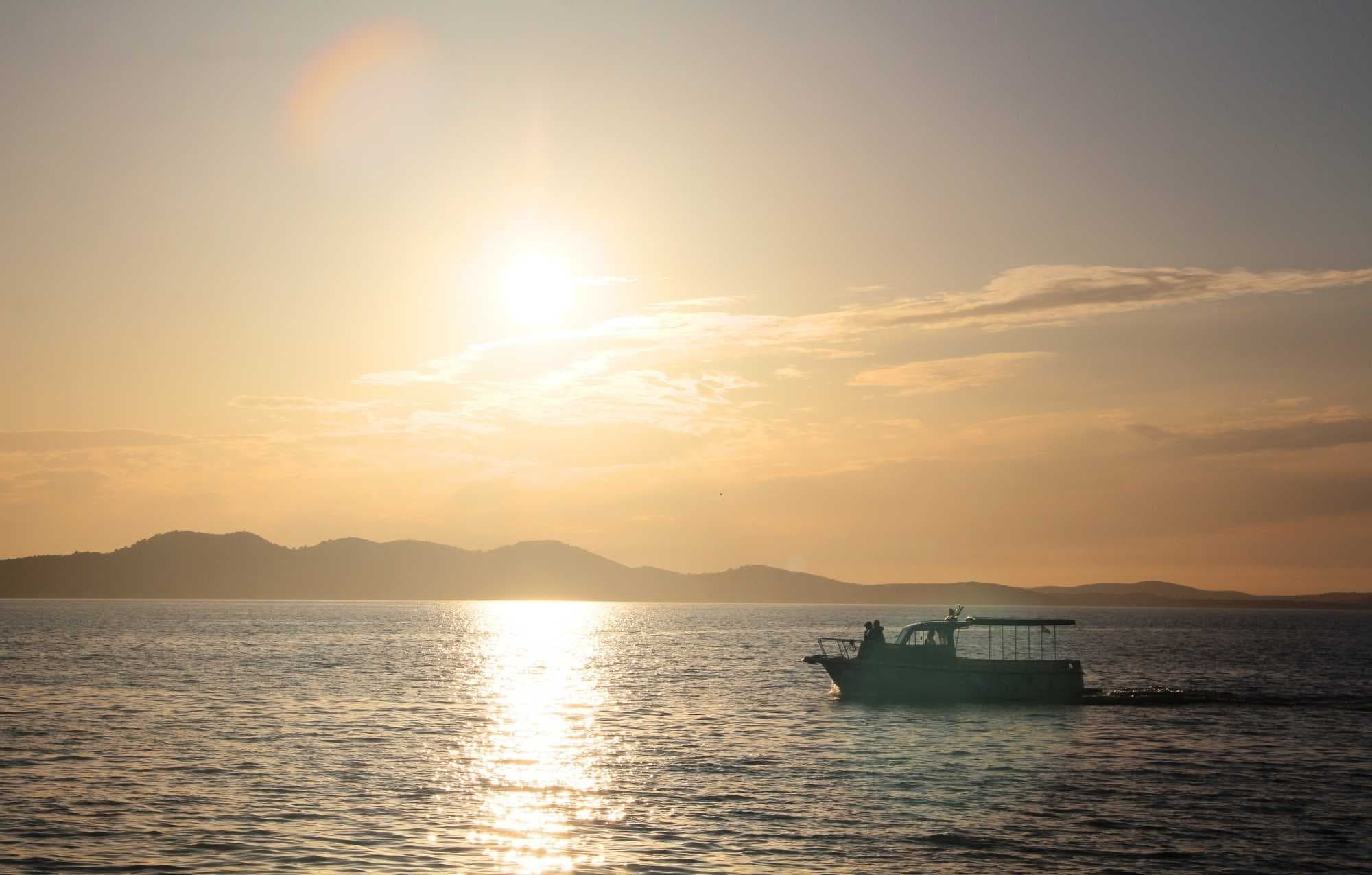 MAGICZNY ZACHÓD SŁOŃCA – REJS KLASYCZNĄ MOTORÓWKĄ