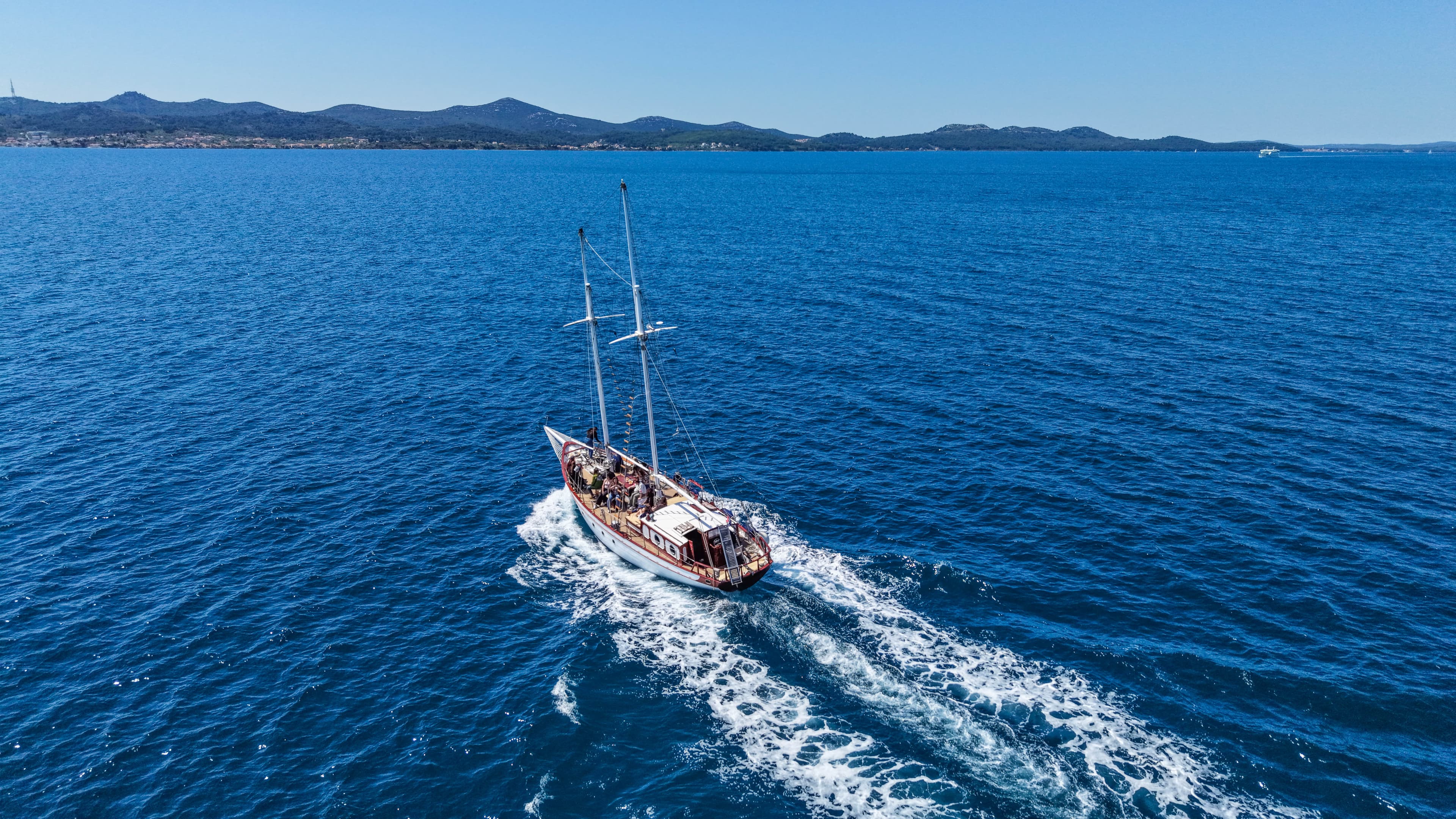 WYSPA UGLJAN (MAX 20 OSÓB) PRYWATNY BEZSPIESZNY REJS ŻAGLOWCEM + TRADYCYJNY POCZĘSTUNEK