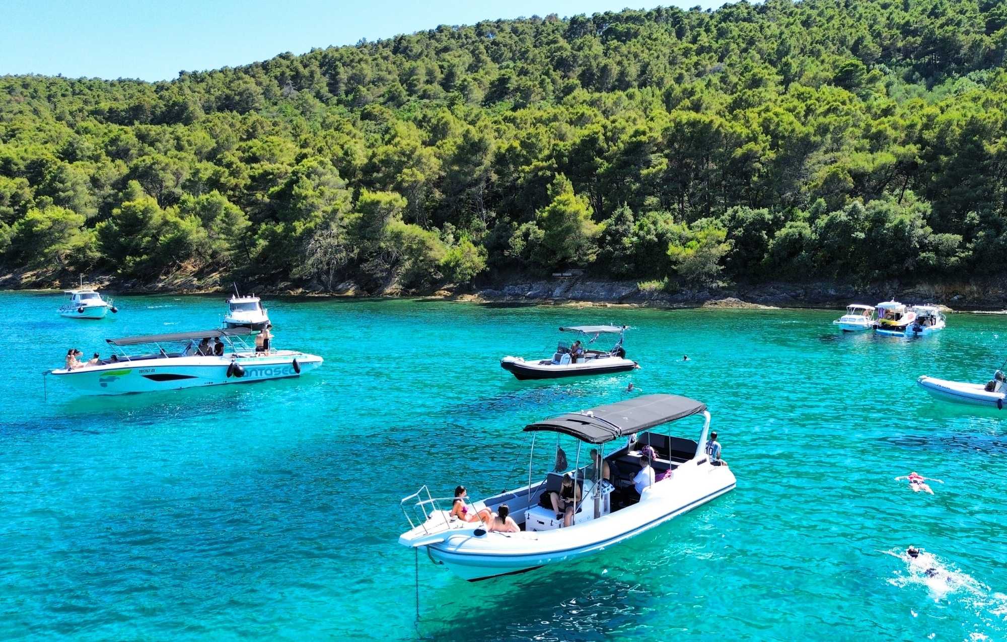 ZAKAMARKI WYSPY UGLJAN – REJS SZYBKIM SPEEDBOATEM Z 4 POSTOJAMI + NAPÓJ