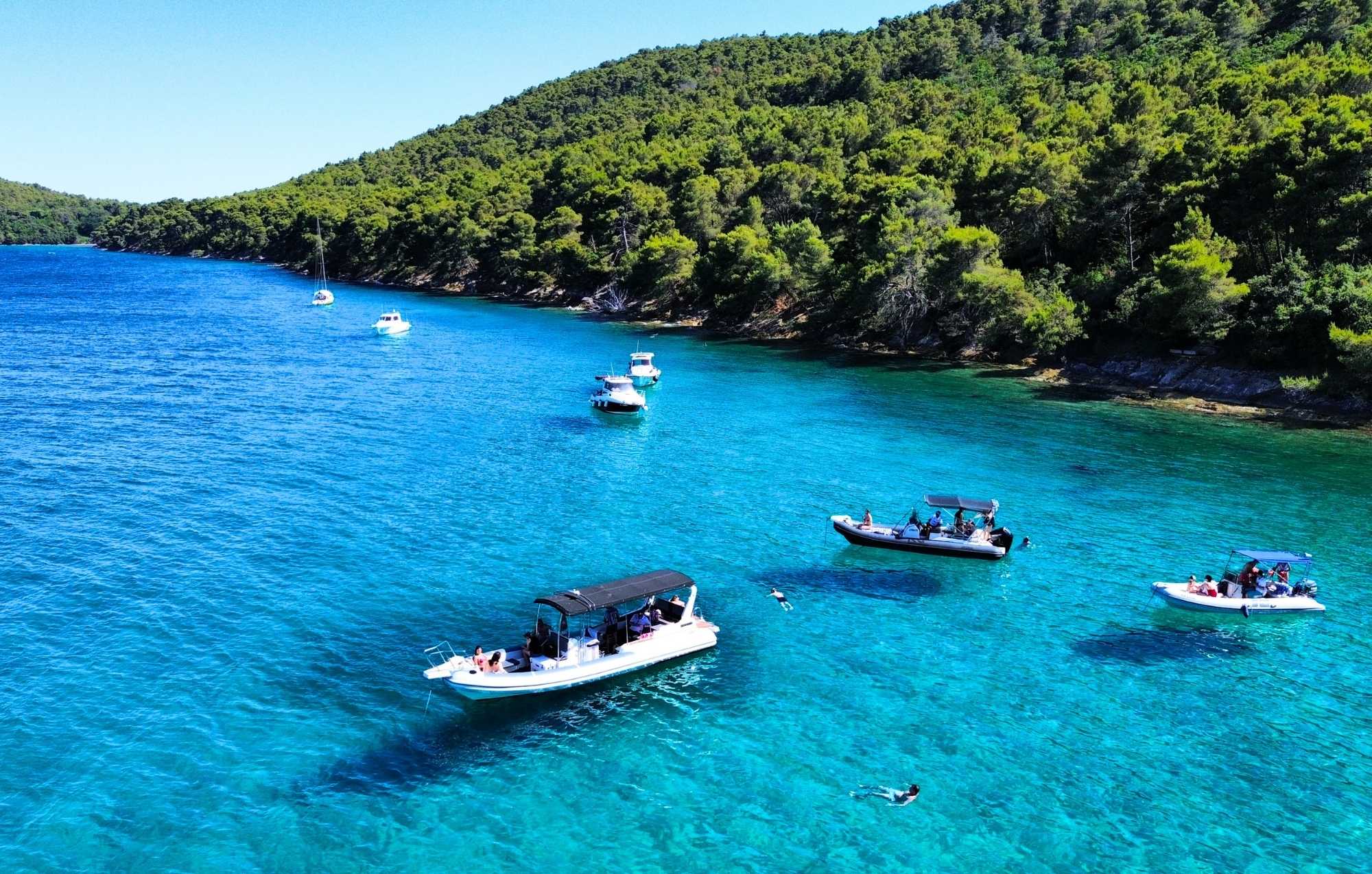 PRYWATNY REJS SPEEDBOATEM (MAX 12 OSÓB) – SŁOŃCE, MUZYKA I WIATR WE WŁOSACH