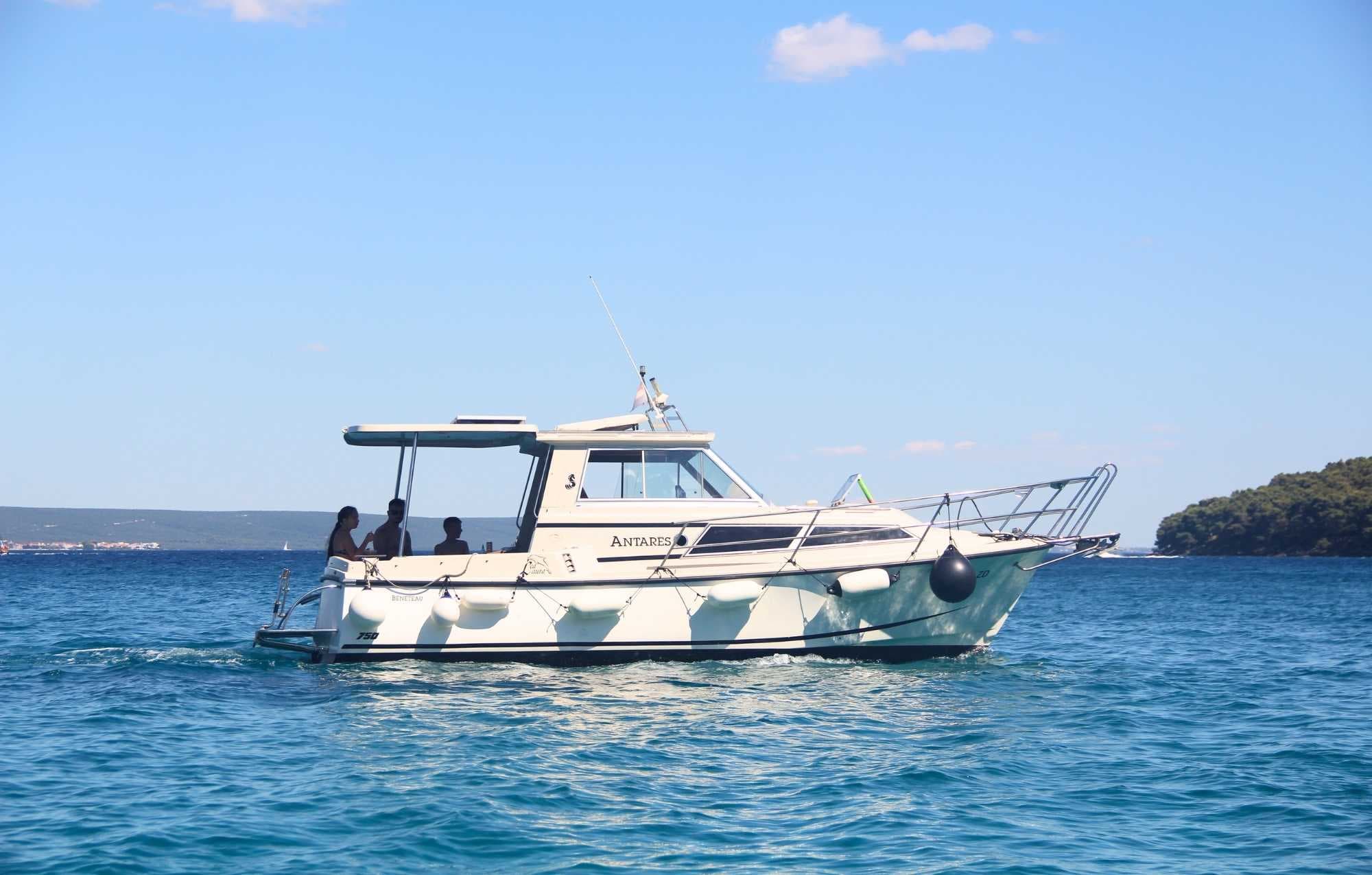 PRYWATNY REJS MOTORÓWKĄ (MAX 6 OSÓB) – BEZRTROSKI BŁĘKIT I PROMIENIE SŁOŃCA