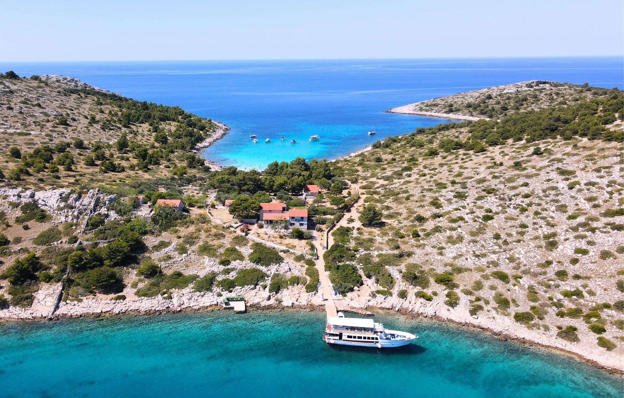 3 WYSPY – LEVRNAKA, MANA, UGLJAN – CAŁODNIOWY REJS KOMFORTOWYM STATKIEM