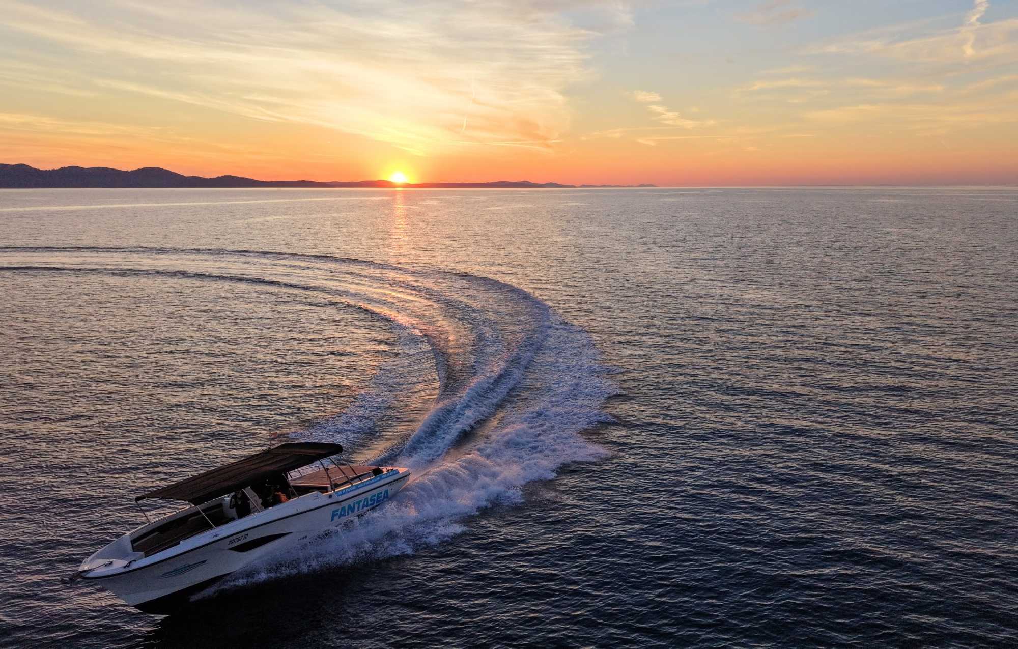 ZACHÓD SŁOŃCA Z WINEM – REJS MOTORÓWKĄ PREMIUM