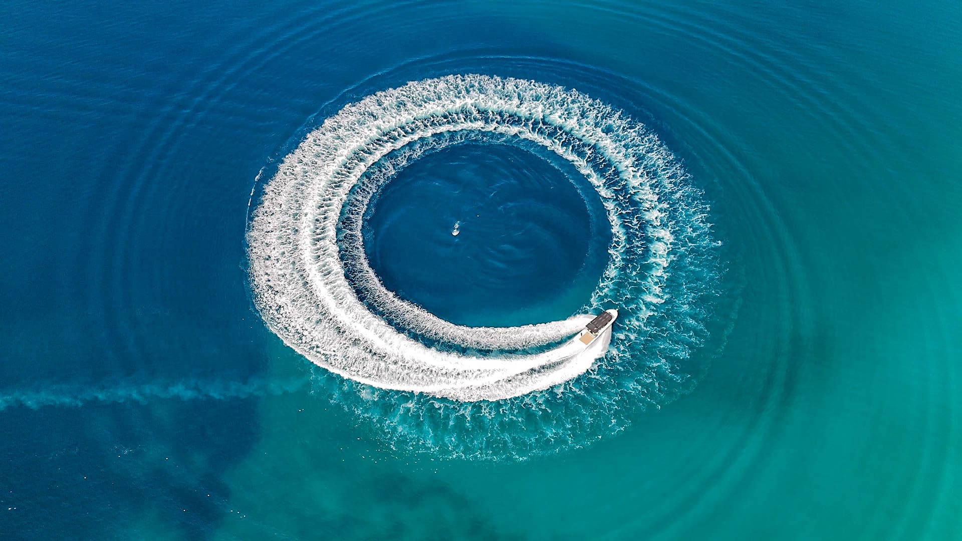 BEZTROSKI BŁĘKIT TYLKO DLA WAS – PRYWATNY REJS MOTORÓWKĄ (MAX 12 OSÓB)