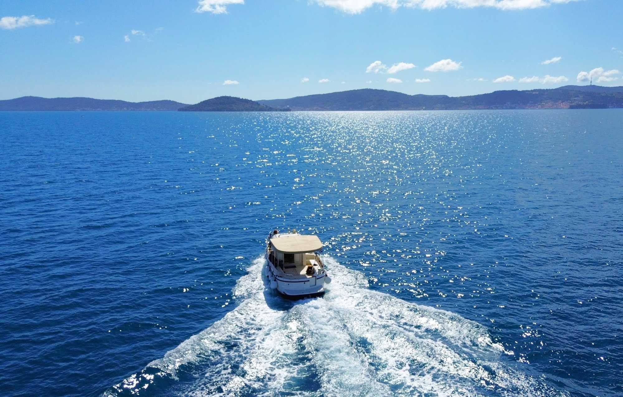 WYSPA UGLJAN – REJS KLASYCZNĄ MOTORÓWKĄ